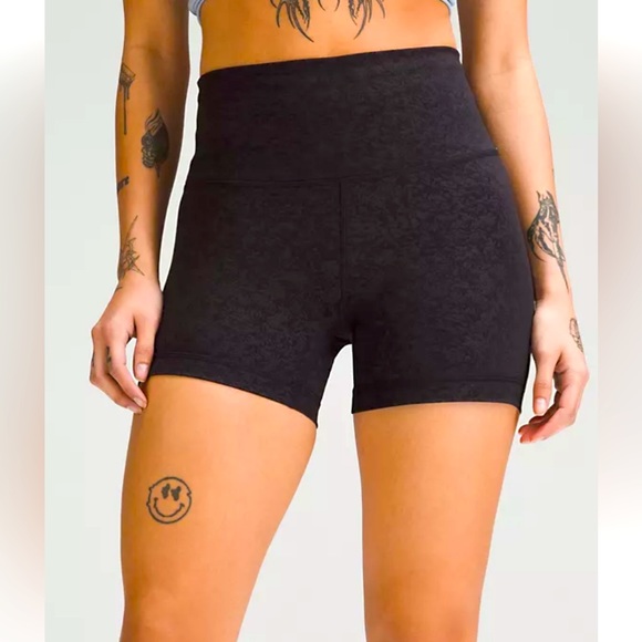 NWT Lululemon Wunder Under Train High Rise Short 4” in Blaze Black. Size 4 - Picture 1 of 8